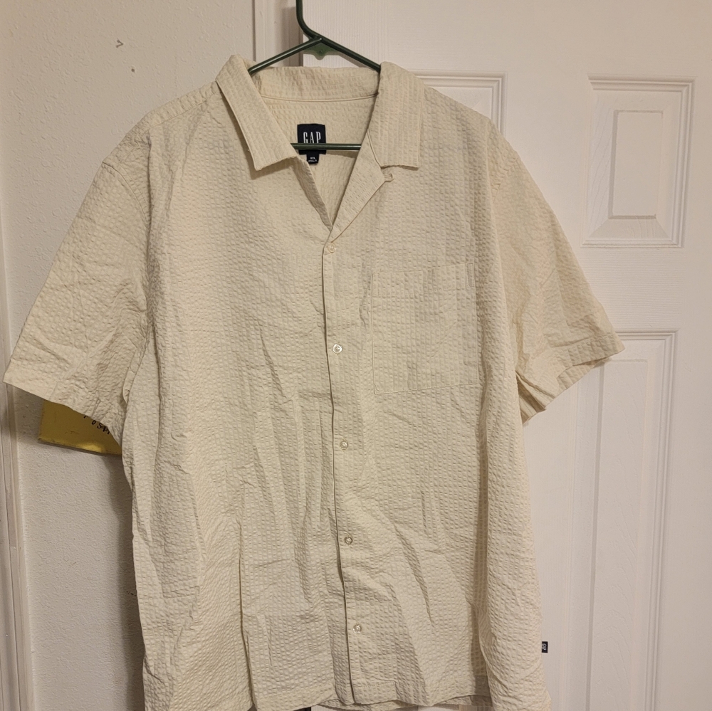 An off white short sleeve button up Gap shirt. XXL